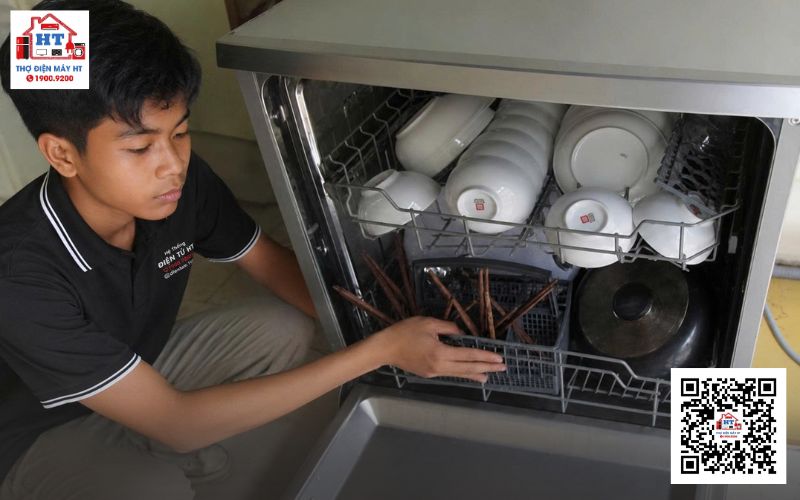 Kỹ thuật viên kiểm tra máy rửa chén tại nhà Bình Tân