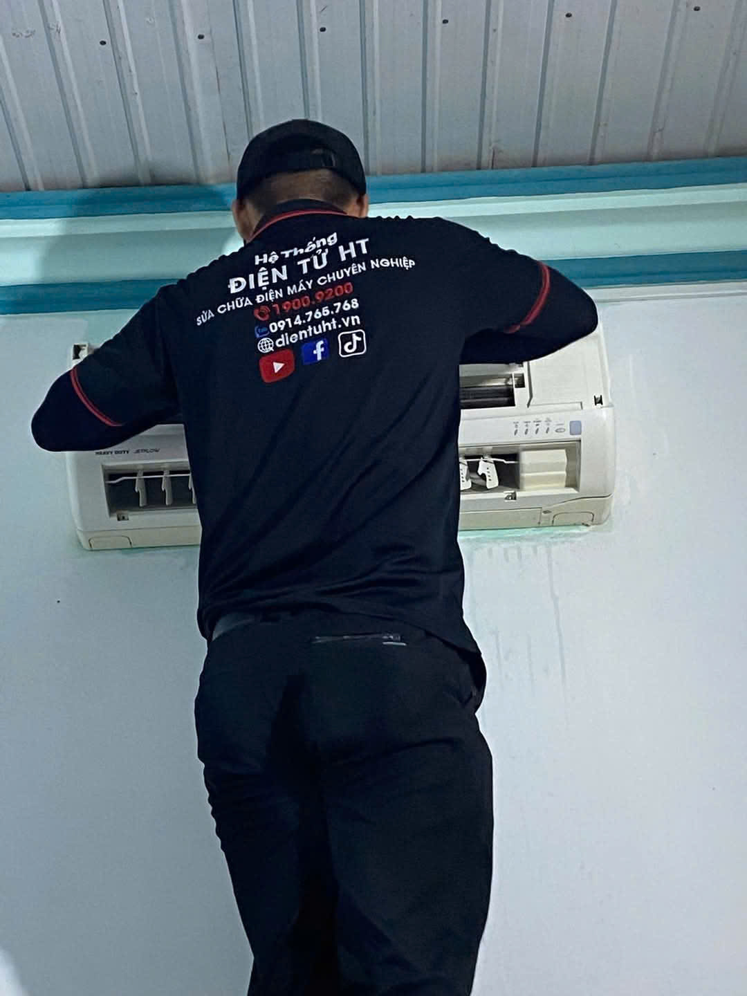 Kỹ thuật viên đang gỡ thiết bị để sửa chữa