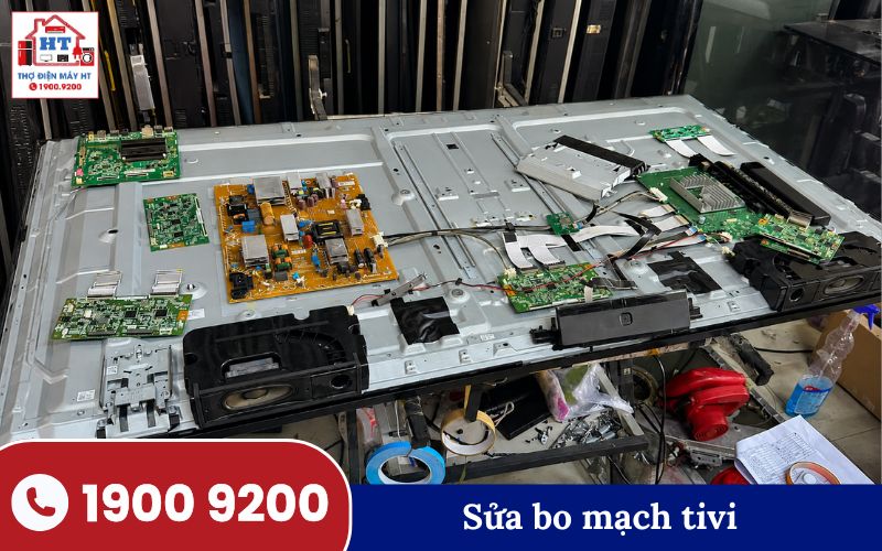 Điện Tử HT sửa chữa các lỗi hư hỏng ở tivi cho khách hàng tại nhà Hà Nội.