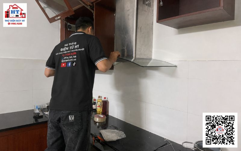 Thợ HT kiểm tra máy hút mùi tại nhà Bình Tân