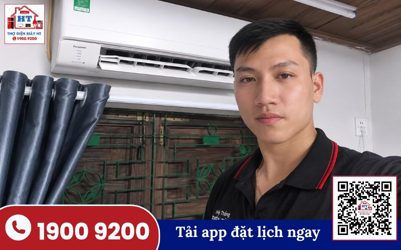 Kỹ thuật viên Điện Tử HT kiểm tra dàn nóng máy lạnh Midea tại nhà khách hàng