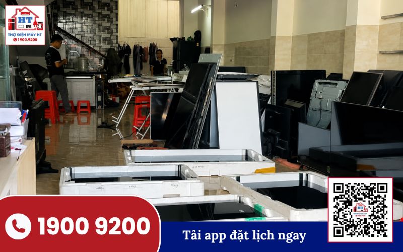 Kỹ thuật viên kiểm tra tivi bị lỗi tự tắt nguồn để xác định nguyên nhân