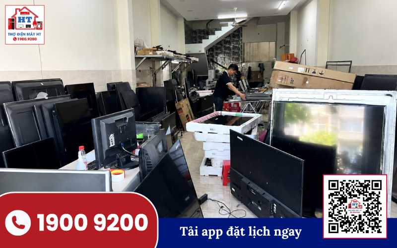Kỹ thuật viên Điện Tử HT kiểm tra tivi tại nhà khách hàng