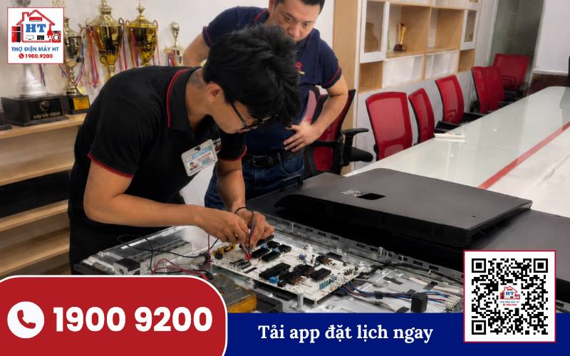 Kỹ thuật viên kiểm tra bo mạch tivi khi có tiếng nhưng không hình