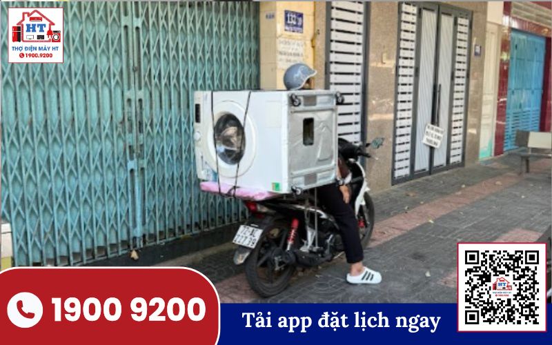 Kỹ thuật viên Điện Tử HT giao máy giặt đến nhà khách hàng