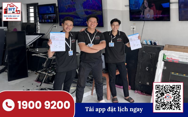 Kỹ thuật viên Điện Tử HT kiểm tra tivi và biên bản bảo hành