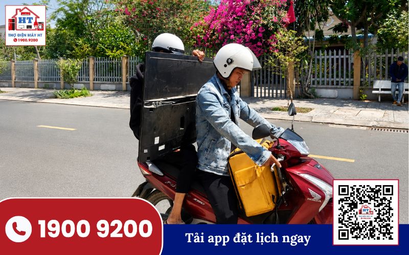 Kỹ thuật viên giao tivi tận nhà Kỹ thuật viên Điện Tử HT hỗ trợ vận chuyển tivi đến tận nhà khách hàng để kiểm tra