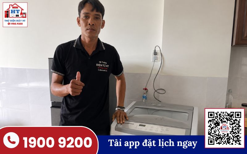 Kiểm tra máy giặt Hitachi Kỹ thuật viên kiểm tra máy giặt Hitachi tại nhà khách hàng