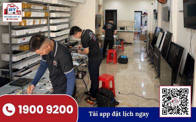 Kiểm tra bo nguồn tivi Kỹ thuật viên Điện Tử HT đang kiểm tra bo nguồn tivi để xác định chi phí sửa chữa