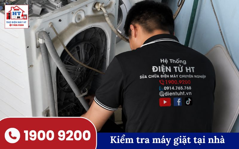 Kỹ thuật viên kiểm tra tổng thể máy giặt Bosch