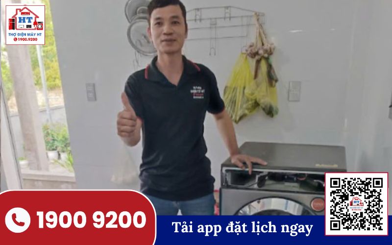 Kỹ thuật viên kiểm tra van cấp nước máy giặt tại nhà