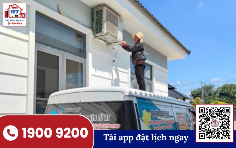 Kiểm tra và vệ sinh máy lạnh Panasonic Kỹ thuật viên kiểm tra dàn lạnh máy lạnh Panasonic trước khi vệ sinh