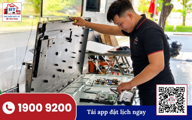 Kỹ thuật viên Điện Tử HT kiểm tra bo mạch tivi để đánh giá tình trạng hoạt động