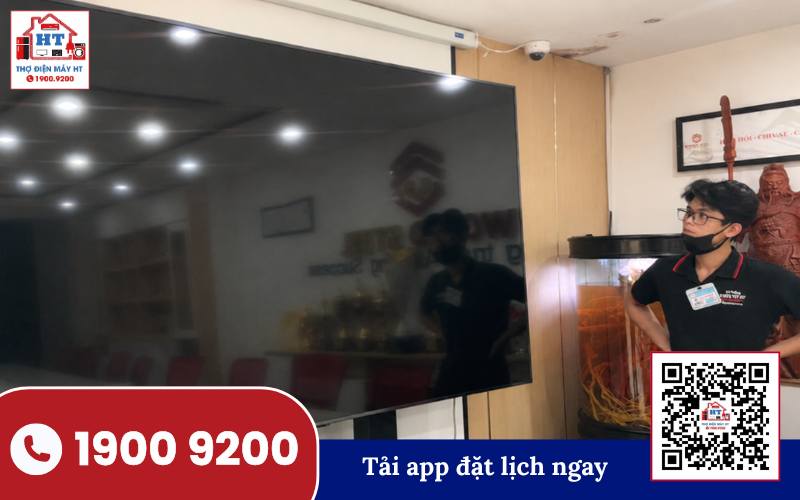 Kỹ thuật viên Điện Tử HT kiểm tra màn hình tivi bị đen để xác định nguyên nhân