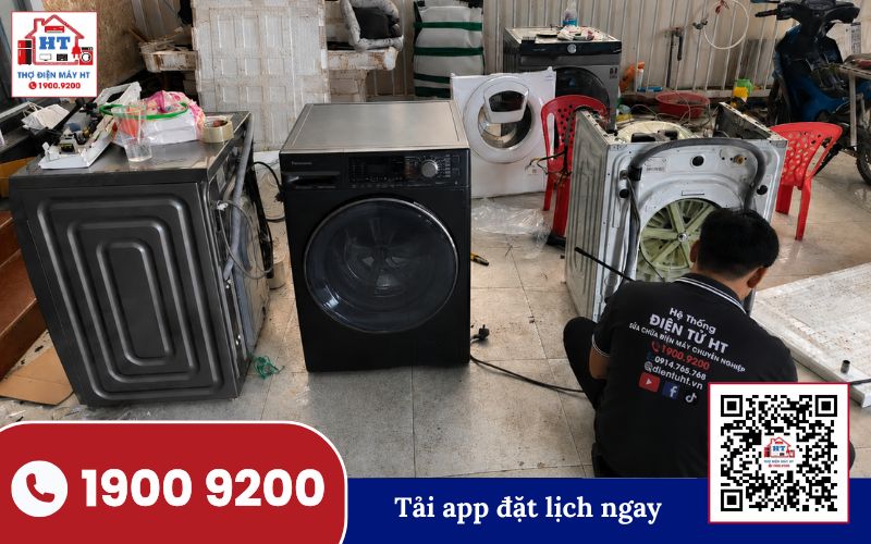 Kỹ thuật viên kiểm tra máy giặt sấy Kỹ thuật viên kiểm tra máy giặt sấy tại nhà để đánh giá tình trạng thiết bị