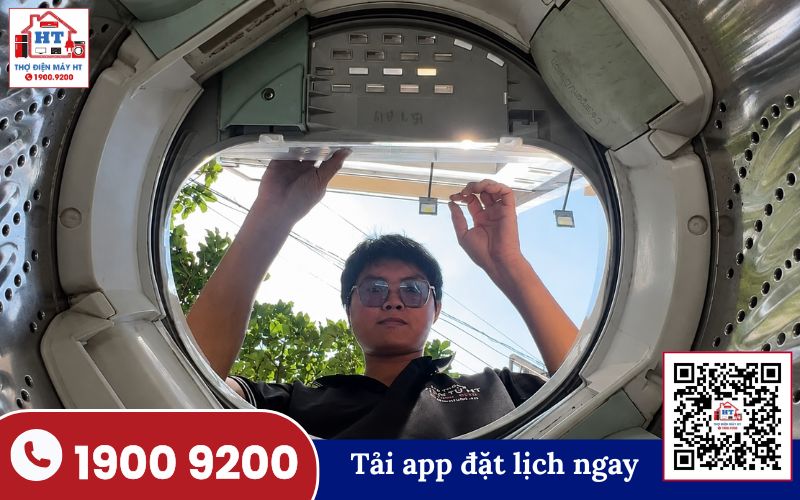 Kỹ thuật viên kiểm tra máy giặt tại nhà khách hàng
