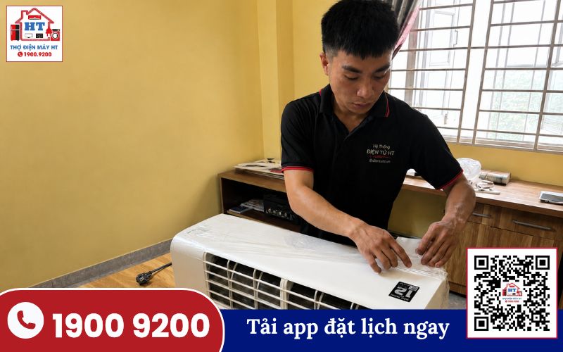 Kỹ thuật viên kiểm tra máy lạnh tại nhà khi có dấu hiệu kêu to bất thường