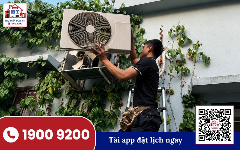 Kiểm tra máy lạnh tại nhà Kỹ thuật viên kiểm tra máy lạnh tại nhà, hỗ trợ so sánh Daikin và Panasonic