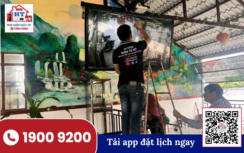 Kỹ thuật viên kiểm tra tivi Samsung để xác định nguyên nhân trước khi báo chi phí sửa chữa