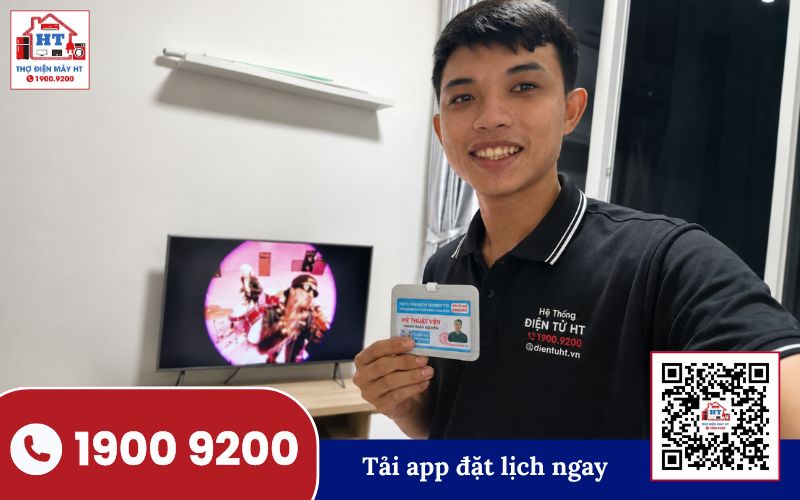Kiểm tra tivi có hình không tiếng Kỹ thuật viên kiểm tra tivi có hình không tiếng tại nhà khách hàng