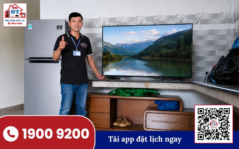 Kỹ thuật viên kiểm tra màn hình tivi để xác định nguyên nhân đốm sáng hoặc điểm chết