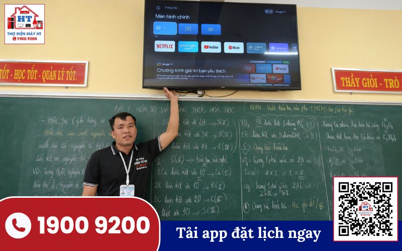 Kỹ thuật viên Điện Tử HT kiểm tra tivi Sony tại trường học