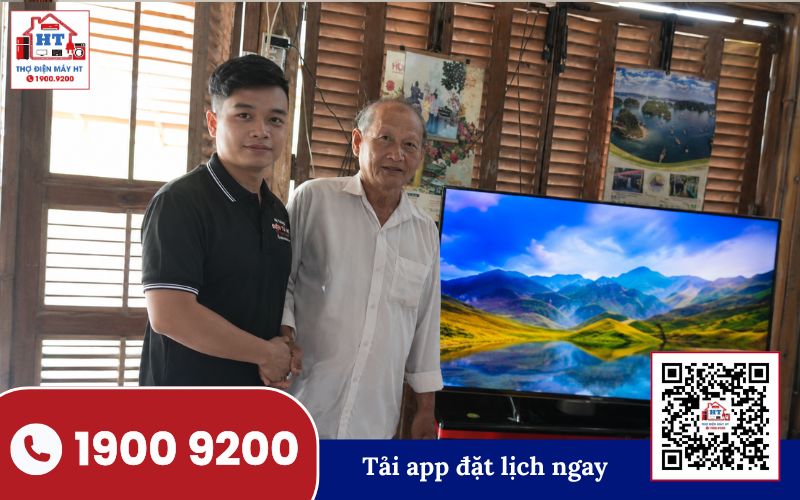 Kỹ thuật viên Điện Tử HT kiểm tra kết nối HDMI trên tivi tại nhà khách hàng