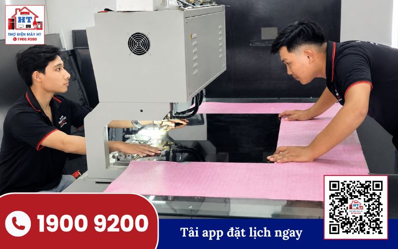 Kiểm tra màn hình tivi Kỹ thuật viên Điện Tử HT kiểm tra màn hình tivi để xác định nguyên nhân lỗi