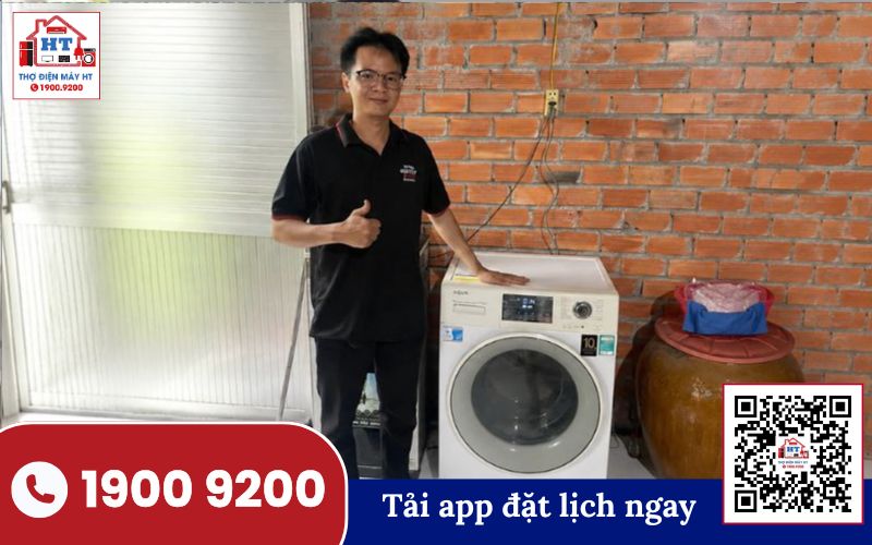 Kỹ thuật viên kiểm tra máy giặt Electrolux Kỹ thuật viên kiểm tra máy giặt Electrolux để tư vấn chọn mua hoặc bảo trì