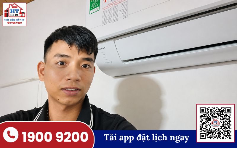 Kỹ thuật viên Điện Tử HT kiểm tra máy lạnh tại nhà khách hàng