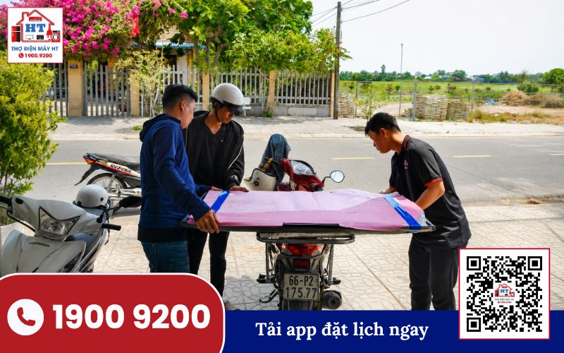 Kỹ thuật viên vận chuyển tivi đến nhà khách hàng để hỗ trợ lắp đặt hoặc kiểm tra