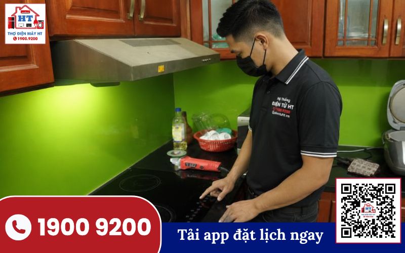 Kỹ thuật viên Điện Tử HT kiểm tra bếp từ Binova để đánh giá tình trạng hoạt động