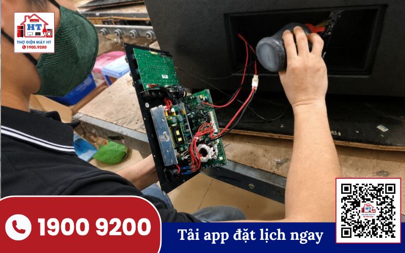 Kỹ thuật viên kiểm tra loa kéo Kỹ thuật viên Điện Tử HT kiểm tra loa kéo không sạc vào điện