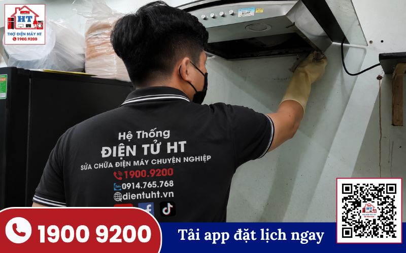 Kỹ thuật viên kiểm tra máy hút mùi khi có dấu hiệu chạy nhưng không hút hiệu quả