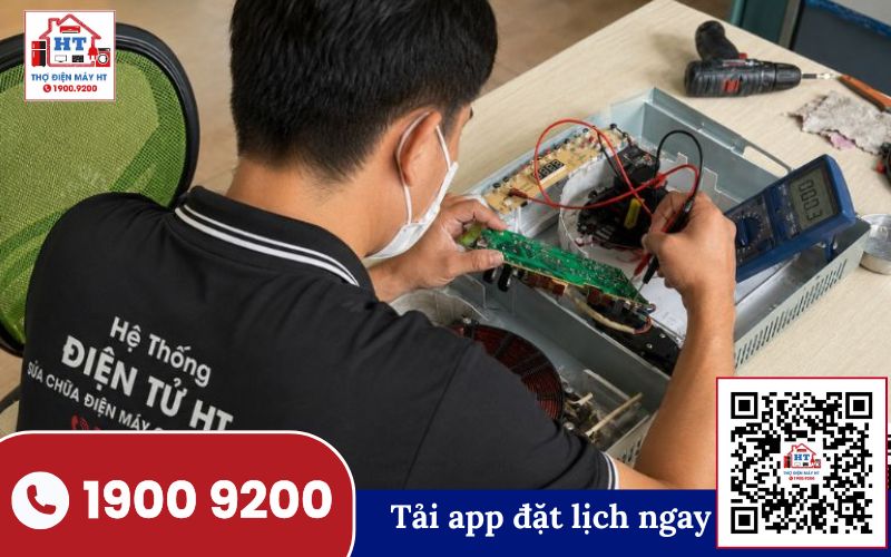 Kỹ thuật viên Điện Tử HT kiểm tra bếp từ Elmich để đánh giá tình trạng hoạt động