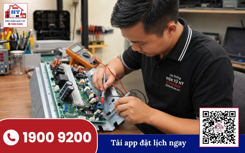Kỹ thuật viên Điện Tử HT kiểm tra bo mạch quạt hơi nước mini