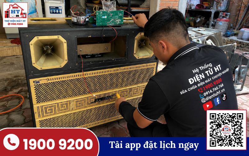Kỹ thuật viên Điện Tử HT kiểm tra loa kéo tại nhà khách hàng
