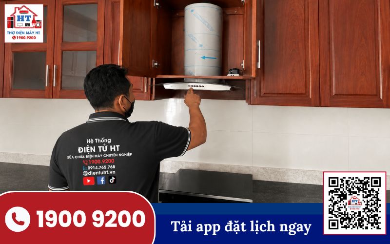 Kỹ thuật viên Điện Tử HT kiểm tra máy hút mùi cho bếp mở