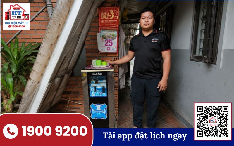 Kỹ thuật viên Điện Tử HT kiểm tra máy lọc nước bị rò rỉ tại nhà khách hàng