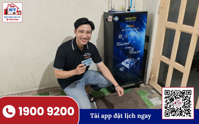 Kỹ thuật viên Điện Tử HT kiểm tra máy lọc nước tại nhà khách hàng