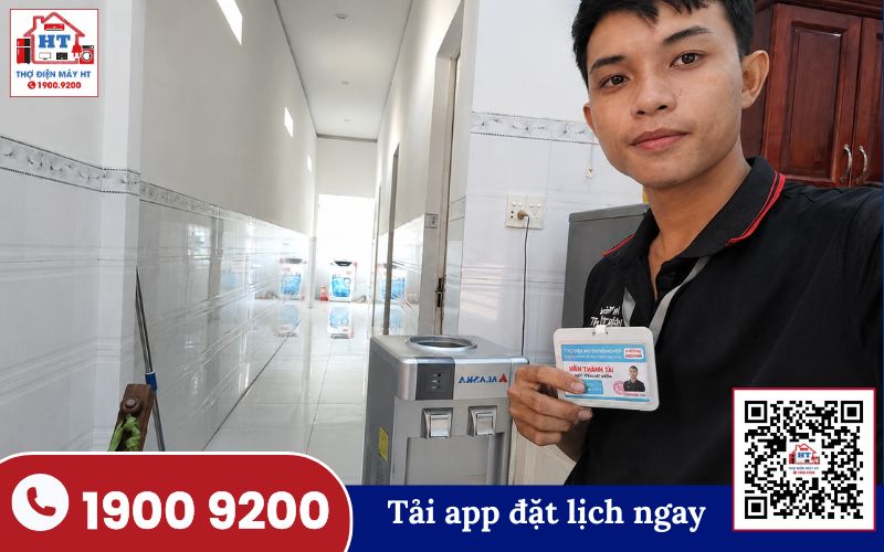 Kỹ thuật viên Điện Tử HT kiểm tra đường ống máy lọc nước để xác định nguyên nhân chạy liên tục