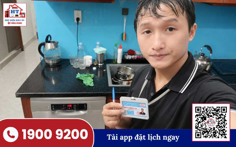 Kiểm tra máy rửa chén rửa không sạch Kỹ thuật viên Điện Tử HT kiểm tra bên trong máy rửa chén để xác định nguyên nhân rửa không sạch