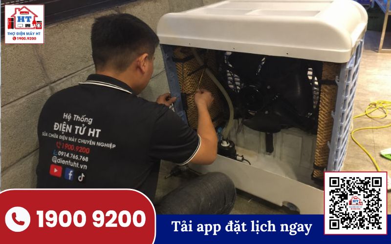 Kỹ thuật viên Điện Tử HT kiểm tra quạt hơi nước bị rò rỉ nước