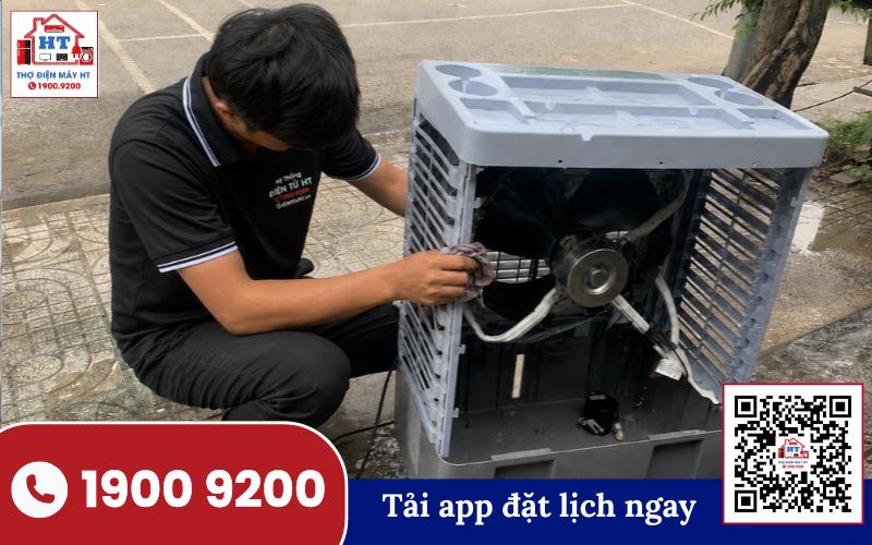 Kỹ thuật viên kiểm tra quạt hơi nước không mát tại nhà