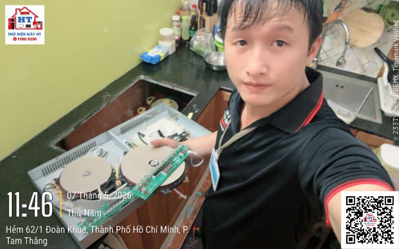 Kỹ thuật viên kiểm tra bếp từ Nhật Bản để đánh giá tình trạng hoạt động
