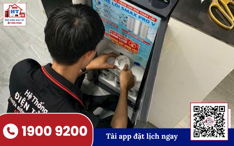 Kỹ thuật viên kiểm tra các bộ phận bên trong máy lọc nước tại nhà khách hàng