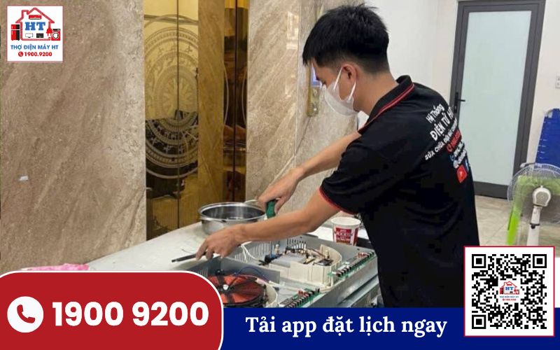 Kiểm tra bếp từ không vào điện Kỹ thuật viên kiểm tra bếp từ không lên nguồn tại nhà khách hàng