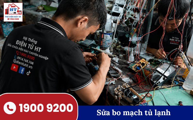 Kỹ thuật viên Điện Tử HT kiểm tra bo mạch tủ lạnh