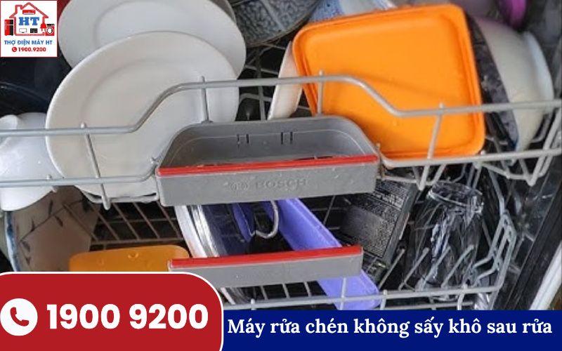 Chén đĩa còn ướt sau khi rửa do máy rửa bát không sấy khô