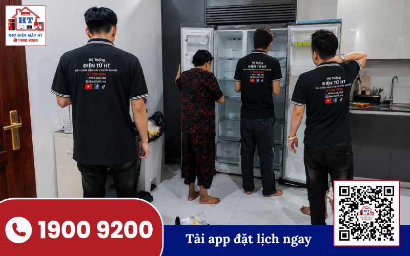 Kỹ thuật viên Điện Tử HT kiểm tra tủ lạnh tại nhà khách hàng